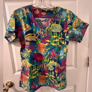 Cottonality Tropical Fish scrub top women’s small